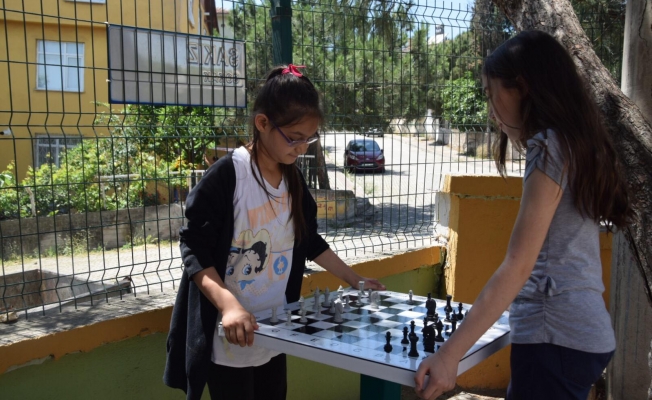 Okul bahçelerine satranç masası