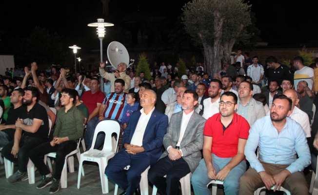 Başkan Büyükgöz Milli maçı Gebzelilerle izledi