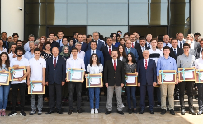 İlk 1000'e giren  öğrenciler düzenlenen törenle ödüllendirildi