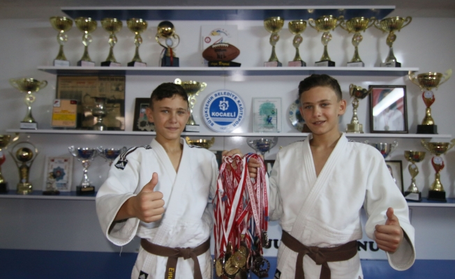 Bu ikizler hem judoda, hem okulda şampiyon