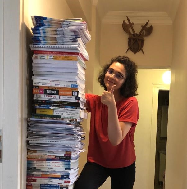 Okuduğu test kitapları boyunu aştı, doktor olacak!