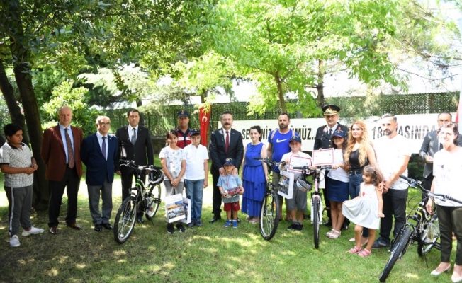 Vali Aksoy çocuklara  bisikletlerini verdi