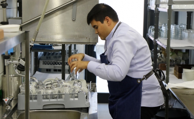 Cemil Meriç'te eğitim aldı, Hilton'da işe başladı   
