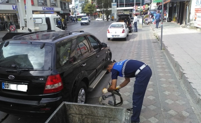 Otobüs durağına park eden araç bütün trafiği kilitledi!