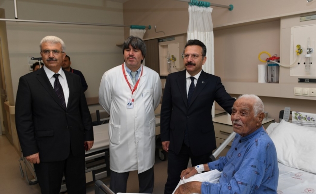 Vali  Aksoy, hastanede tedavi gören Kore Gazi'sini ziyaret etti