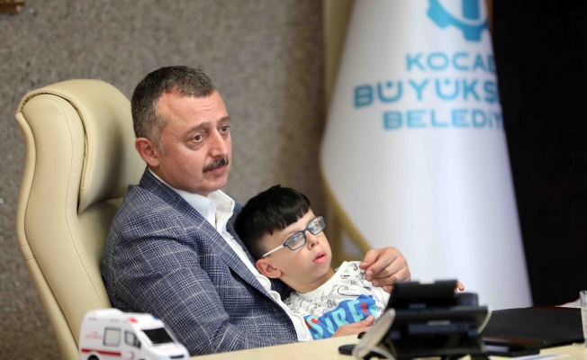 Yiğit, Başkan Amcasının yanında çok keyifliydi!