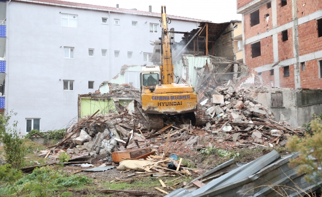 Çayırova'da eski bina yıkıldı