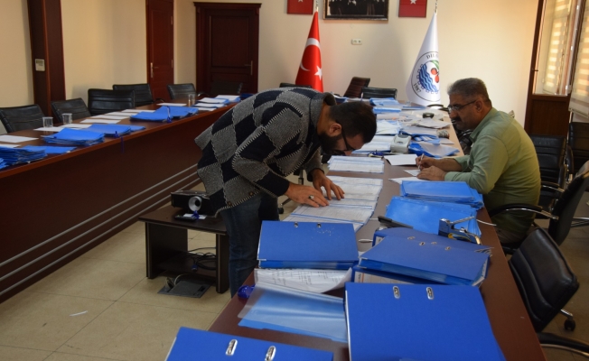 Şayir maaşını öğrenciyere burs olarak dağıtıyor