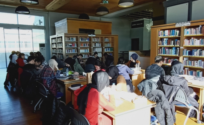 Halk kütüphanesi ara tatilde öğrencilerin uğrak mekânı oldu