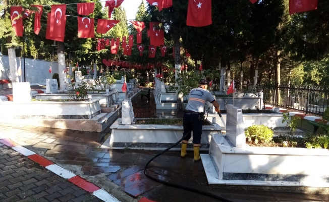 Gebze'de mezarlıklar bayrama hazır