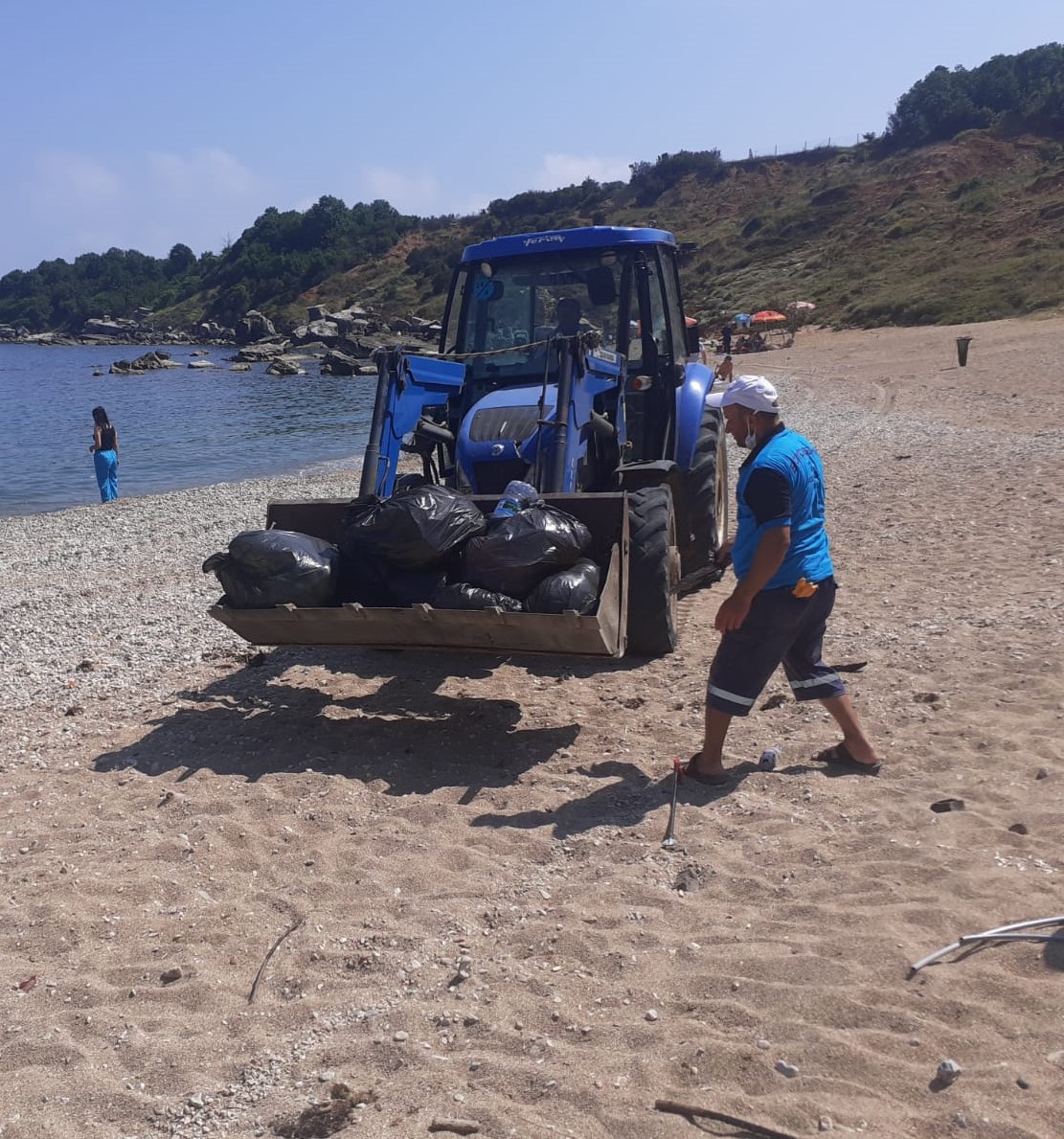 Halk sahilleri kirletti, Büyükşehir temizledi!