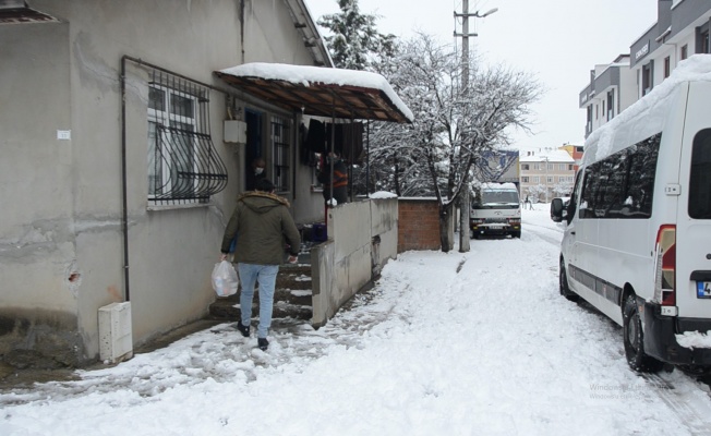 Darıca'da karantinadaki vatandaşlara sıcak yemek yardımı kar yağışında durmadı