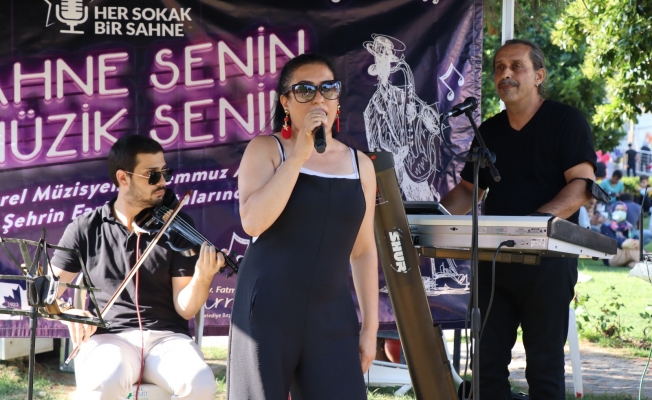 Peraband'ın şarkılarıyla   müzik İzmit'te susmadı