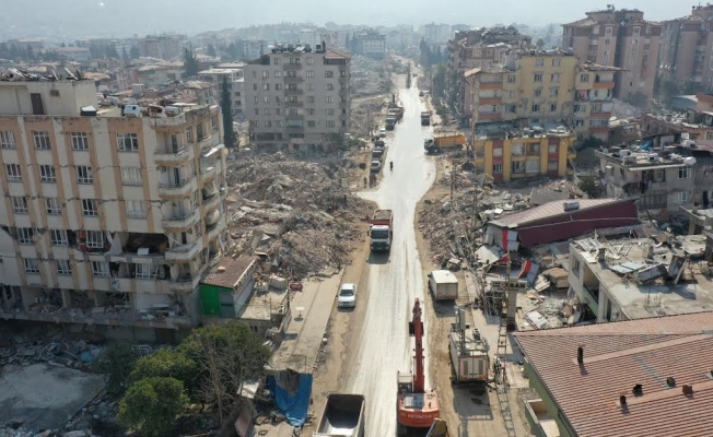 Büyükşehir, Hatay Defne'de enkaz kaldırma çalışması yapıyor