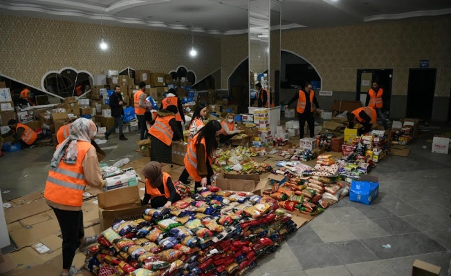 Çayırova'da depremzedelere gıda ve kıyafet desteği sürüyor