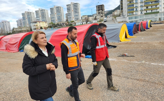 İzmit Belediyesi ekipleri deprem bölgesinde dört bir koldan çalışıyor