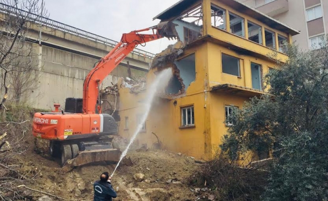 Körfez'de metruk bina yıkıldı