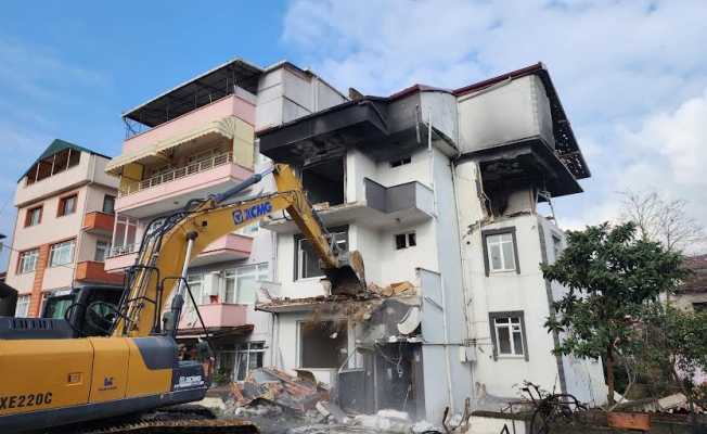 Patlamada ağır hasar alan binanın yıkımı tamamlandı