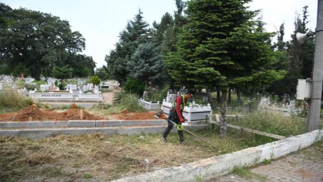 Çayırova'da mezarlıklar bayrama hazır