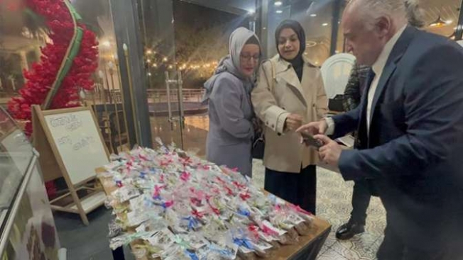 Nişanda şeker yerine mama dağıttılar