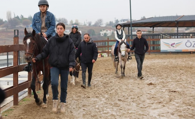 Darıca'da çocuklar at binerek ara tatilin tadını çıkarıyor