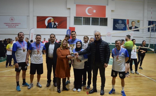 Derince'de Öğretmenler Günü'ne  özel voleybol turnuvası