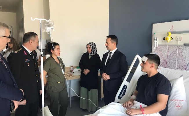 Vali Aktaş, Trafik kazası geçiren askerimizi hastanede ziyaret etti