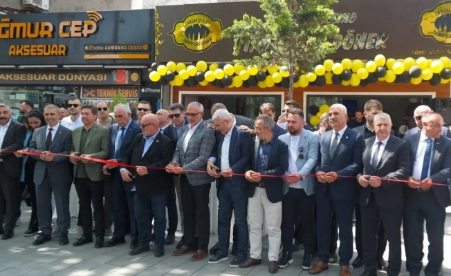 Birol Elüstü#039;nün açılışına siyaset akın etti