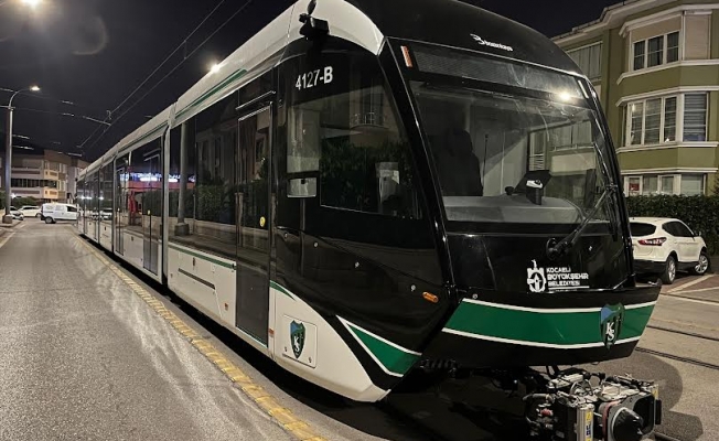 9. tramvay raylara indi, son araç yolda