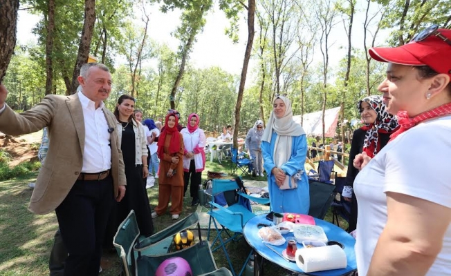 Başkan Büyükakın, Gebze'de annelerin pikniğine katıldı