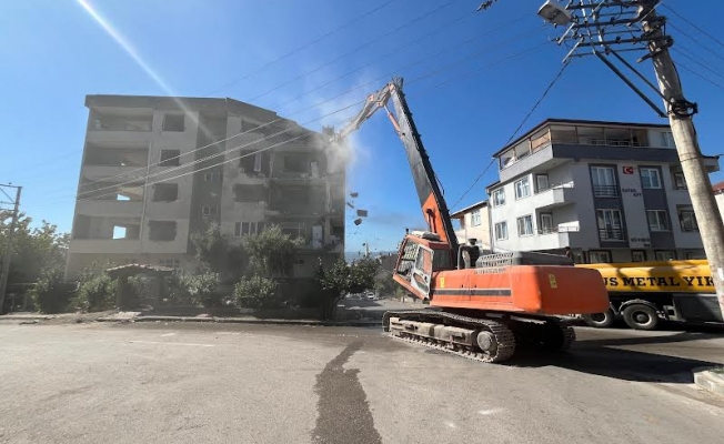 Derince'de ağır hasarlı binaya ilk kepçe vuruldu