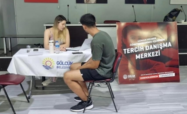 Gölcük Belediyesi üniversite tercih merkezi gençlerin yanında