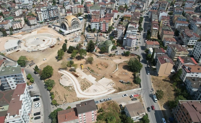 Kent meydanında çalışmalar hız kesmeden sürüyor