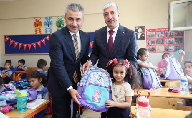 Başkan Ömeroğlu'ndan 1. Sınıf öğrencilerine çanta ve kırtasiye desteği