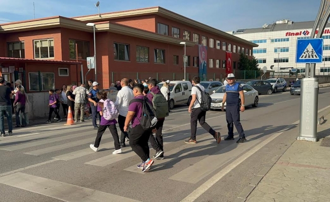 Büyükşehir Zabıtası öğrencilere kol kanat gerdi