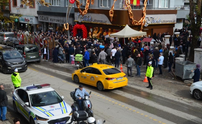 Darıca'da ücretsiz altın dağıtıldı, vatandaş kuyruğa girdi