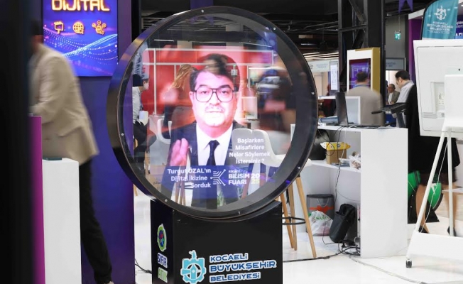 Turgut Özal hologram yöntemiyle Bilişim Fuarı'nda