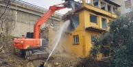 Körfez’de metruk bina yıkıldı