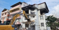 Patlamada ağır hasar alan binanın yıkımı tamamlandı