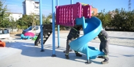 Yeni yapılan parkın oyun grubu montajı tamam