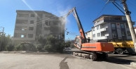 Derince’de ağır hasarlı binaya ilk kepçe vuruldu
