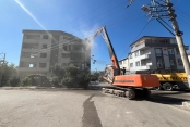 Derince’de ağır hasarlı binaya ilk kepçe vuruldu