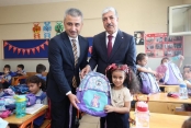 Başkan Ömeroğlu’ndan 1. Sınıf öğrencilerine çanta ve kırtasiye desteği